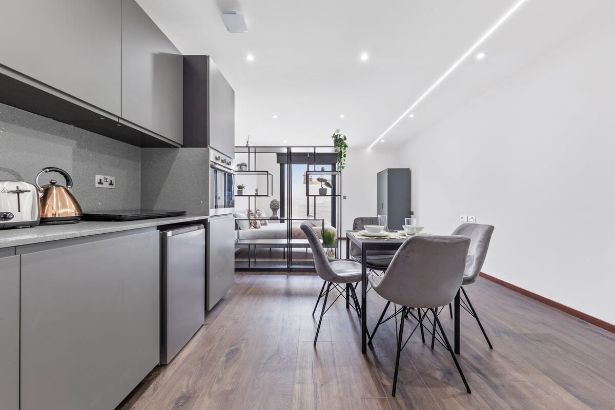 Modern Luxury Flat London Sleeps 2 in 48A Woodstock Road NW11 8ER - Property image 5 - VivreStays