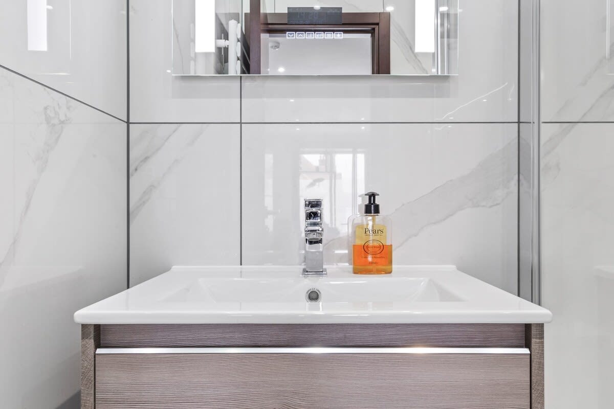 Modern Luxury Flat London Sleeps 2 in 48A Woodstock Road NW11 8ER - Property image 9 - VivreStays