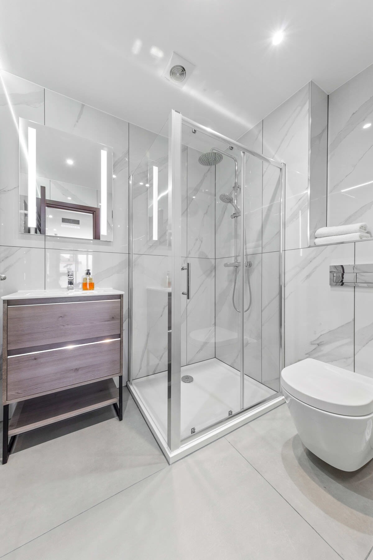 Modern Luxury Flat London Sleeps 2 in 48A Woodstock Road NW11 8ER - Property image 8 - VivreStays