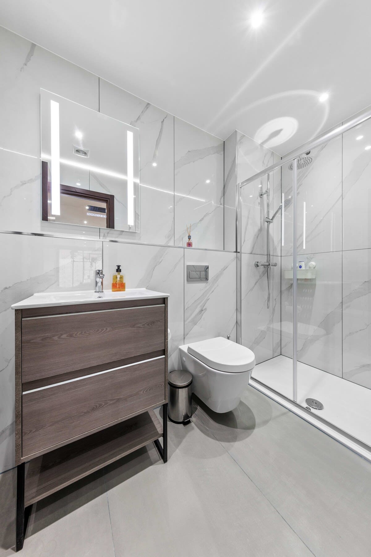 Luxury Sleeps 4 Studio Flat in 48A Woodstock Road NW11 8ER - Property image 15 - VivreStays