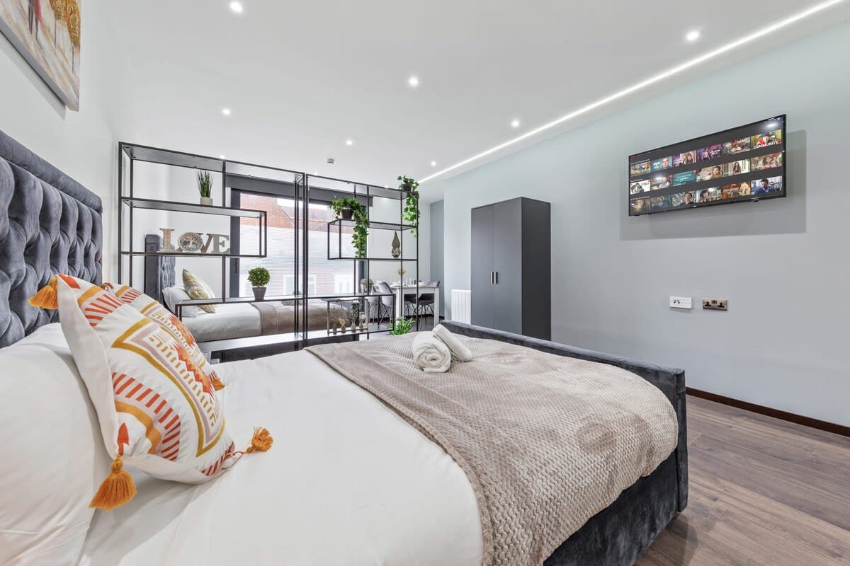 Luxury Sleeps 4 Studio Flat in 48A Woodstock Road NW11 8ER - Property image 7 - VivreStays