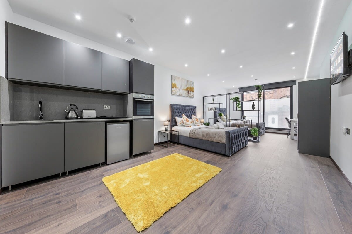 Luxury Sleeps 4 Studio Flat in 48A Woodstock Road NW11 8ER - Property image 4 - VivreStays
