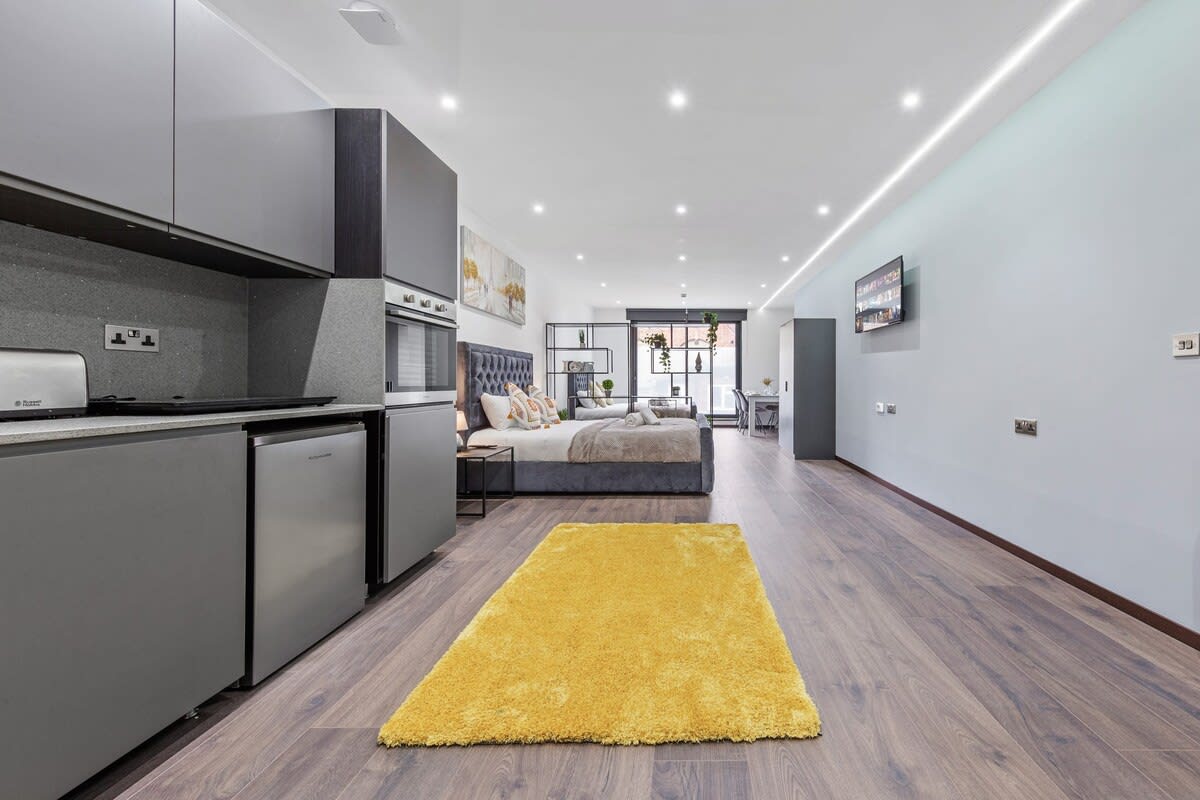 Luxury Sleeps 4 Studio Flat in 48A Woodstock Road NW11 8ER - Property image 11 - VivreStays
