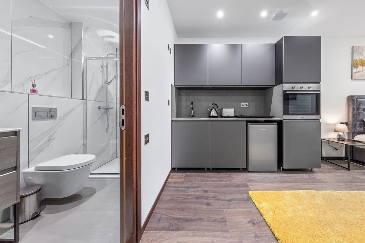 Luxury Sleeps 4 Studio Flat in 48A Woodstock Road NW11 8ER - Property image 3 - VivreStays