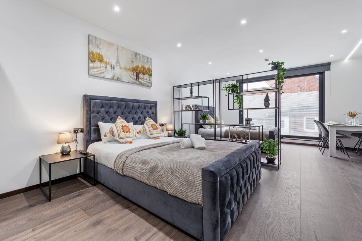 Luxury Sleeps 4 Studio Flat in 48A Woodstock Road NW11 8ER - Property image 8 - VivreStays