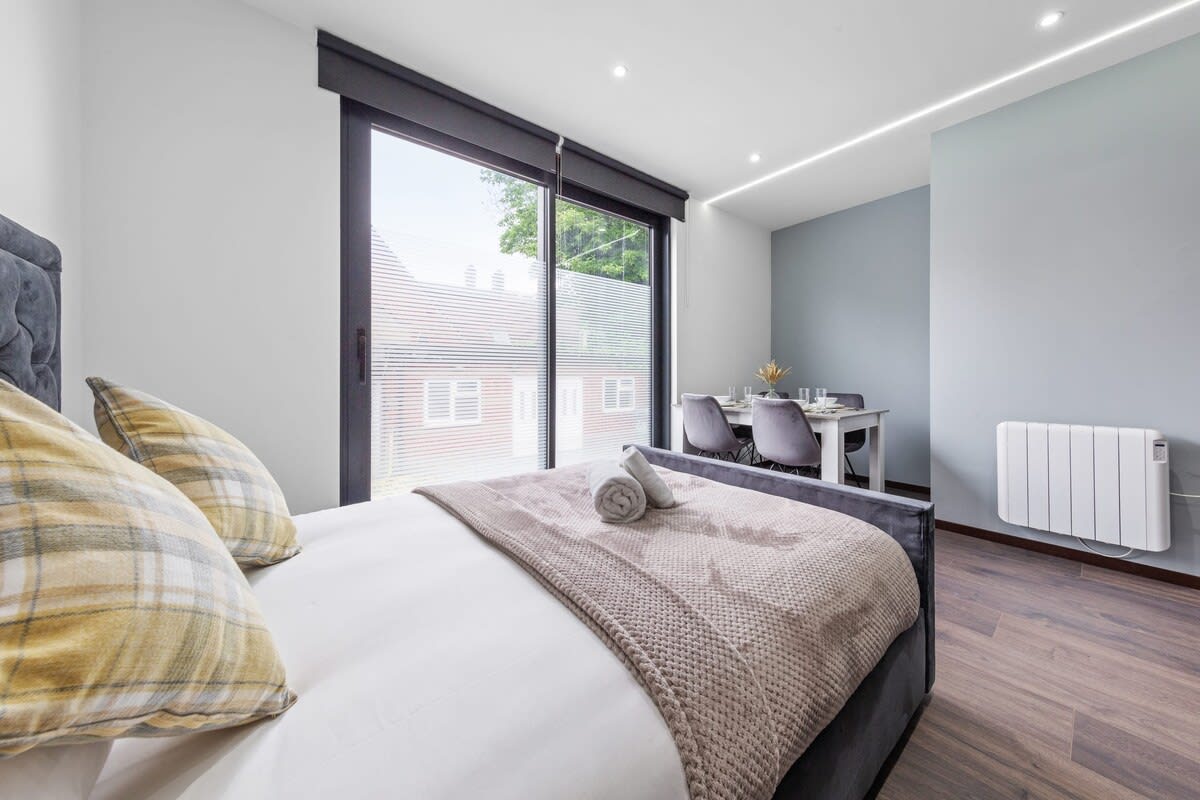 Luxury Sleeps 4 Studio Flat in 48A Woodstock Road NW11 8ER - Property image 18 - VivreStays