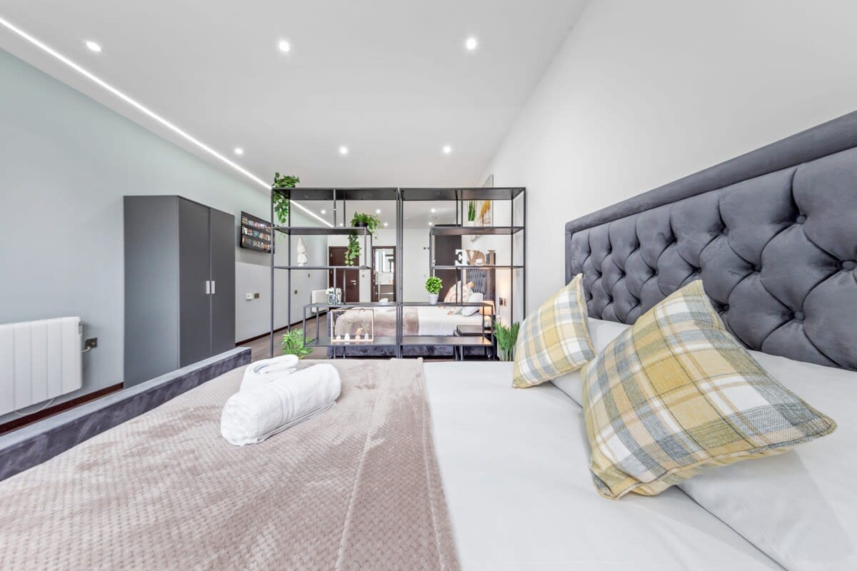 Luxury Sleeps 4 Studio Flat in 48A Woodstock Road NW11 8ER - Property image 23 - VivreStays