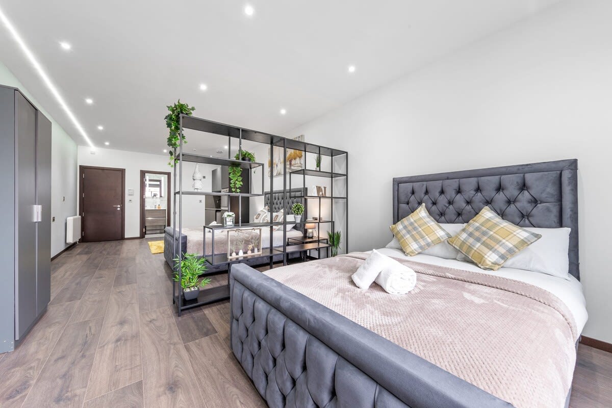 Luxury Sleeps 4 Studio Flat in 48A Woodstock Road NW11 8ER - Property image 22 - VivreStays