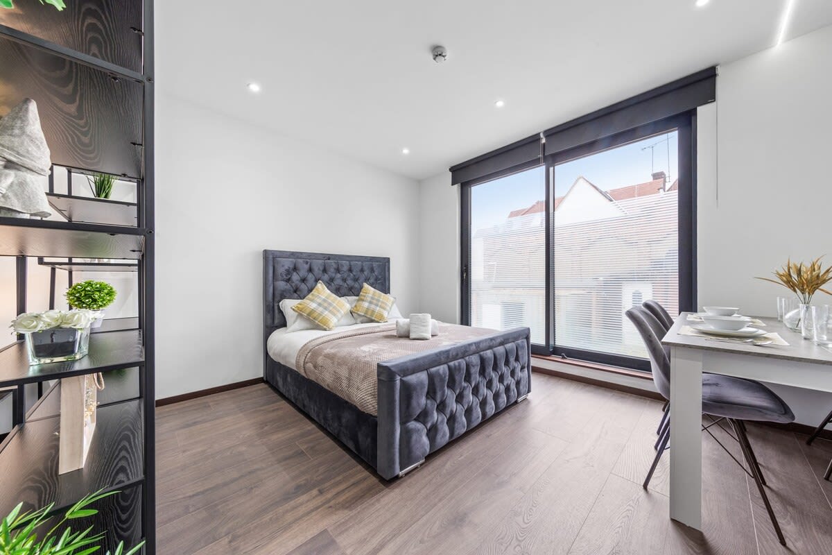 Luxury Sleeps 4 Studio Flat in 48A Woodstock Road NW11 8ER - Property image 16 - VivreStays