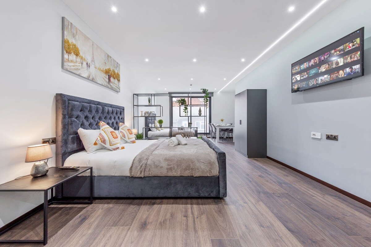 Luxury Sleeps 4 Studio Flat in 48A Woodstock Road NW11 8ER - Property image 13 - VivreStays