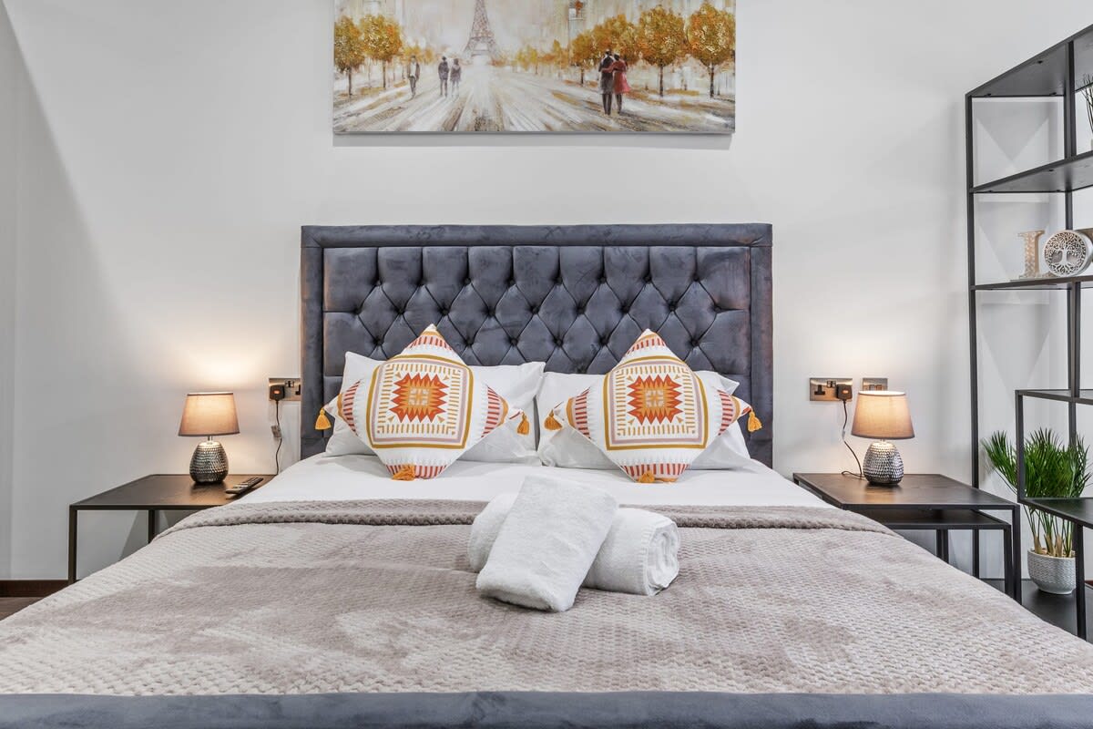 Luxury Sleeps 4 Studio Flat in 48A Woodstock Road NW11 8ER - Property image 9 - VivreStays