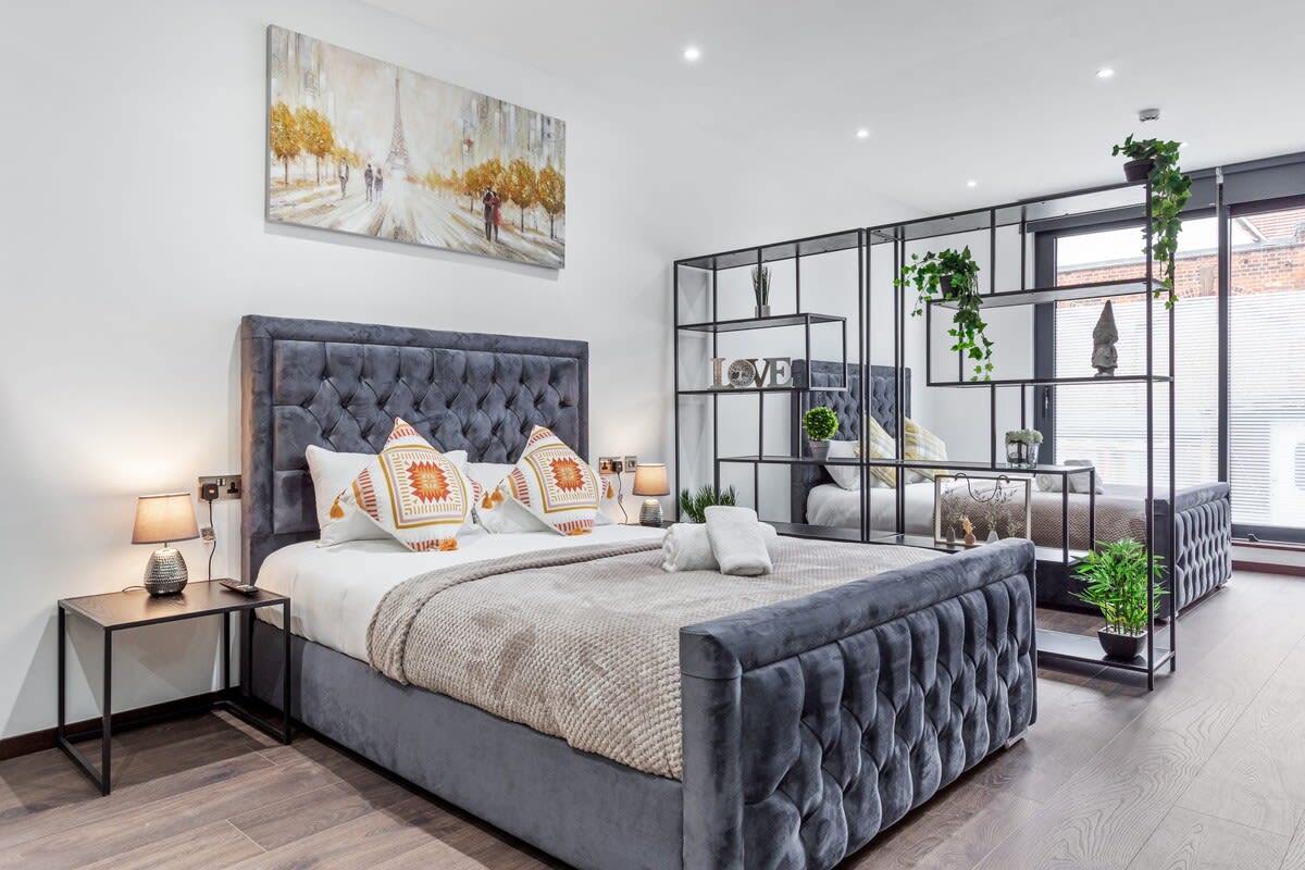 Luxury Sleeps 4 Studio Flat serviced apartment - UK - VivreStays