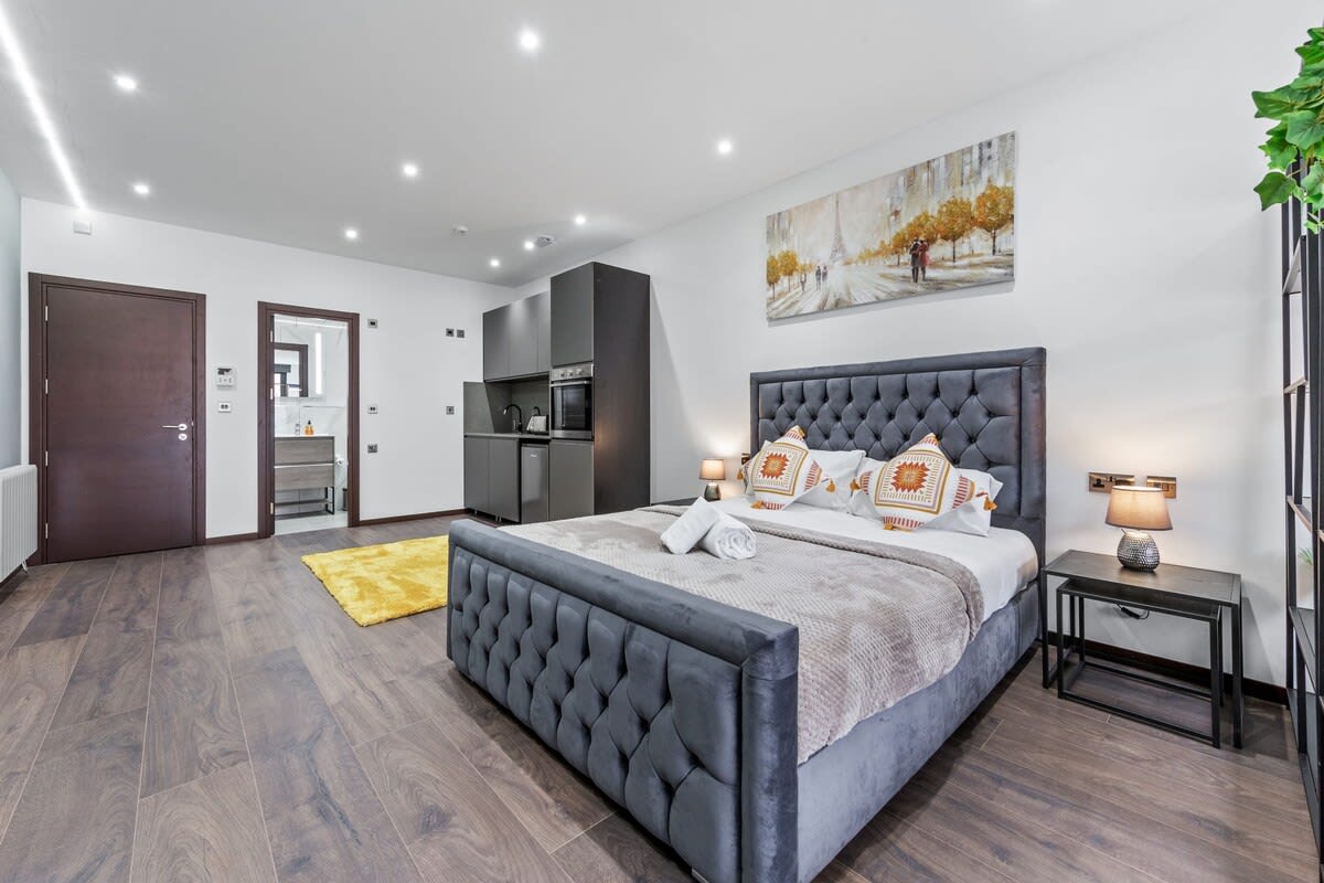 Luxury Sleeps 4 Studio Flat in 48A Woodstock Road NW11 8ER - Property image 14 - VivreStays