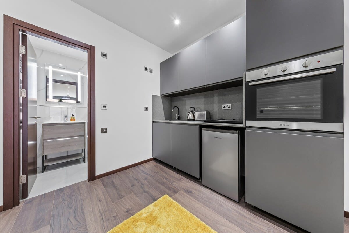 Luxury Sleeps 4 Studio Flat in 48A Woodstock Road NW11 8ER - Property image 12 - VivreStays
