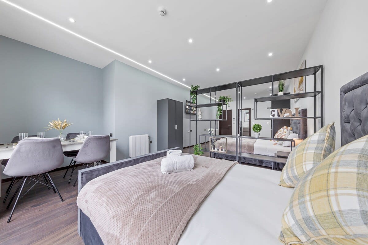 Luxury Sleeps 4 Studio Flat in 48A Woodstock Road NW11 8ER - Property image 24 - VivreStays