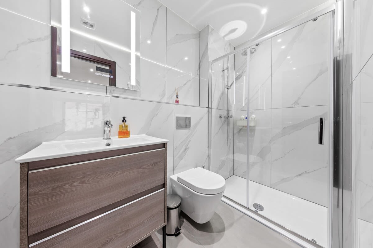 Luxury Sleeps 4 Studio Flat in 48A Woodstock Road NW11 8ER - Property image 5 - VivreStays