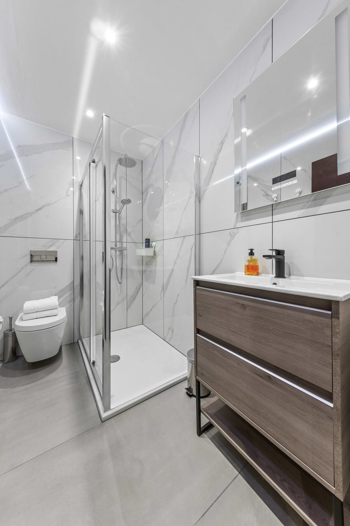 View Luxury Studio Flat Golders Green Central London in 48A Woodstock Road NW11 8ER Luxury Studio Flat Golders Green Central London in 48A Woodstock Road NW11 8ER - Property image 19 - VivreStays