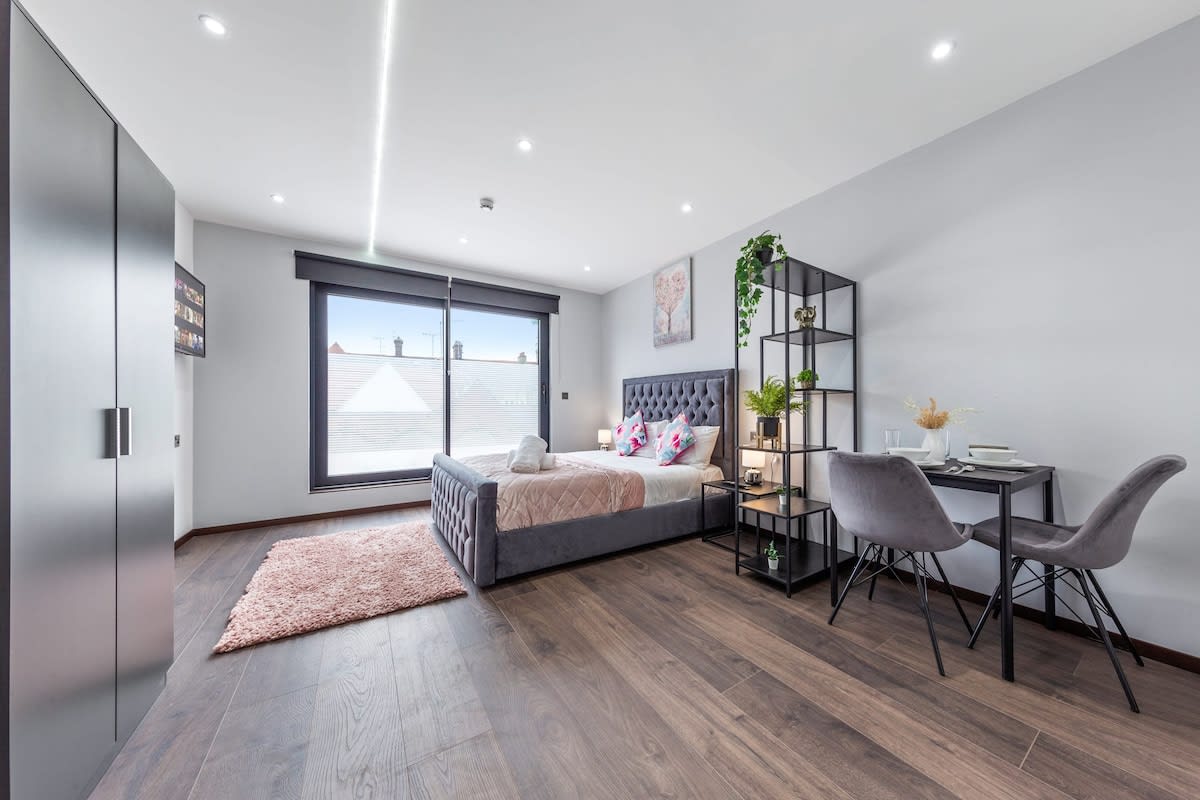 Modern Serviced Studio Flat Near Central London in 48A Woodstock Road NW11 8ER - Property image 3 - VivreStays