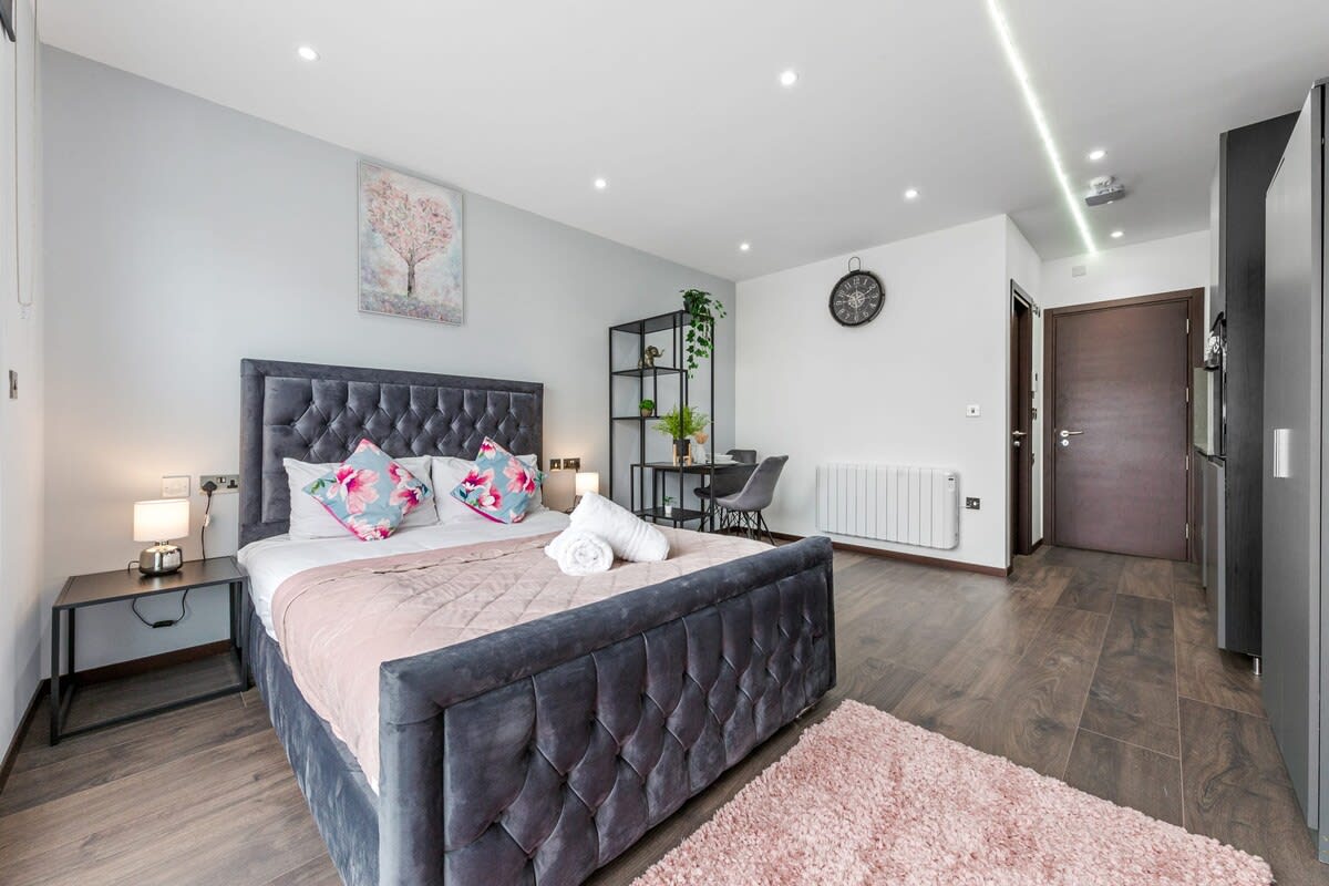 Modern Serviced Studio Flat Near Central London in 48A Woodstock Road NW11 8ER - Property image 20 - VivreStays