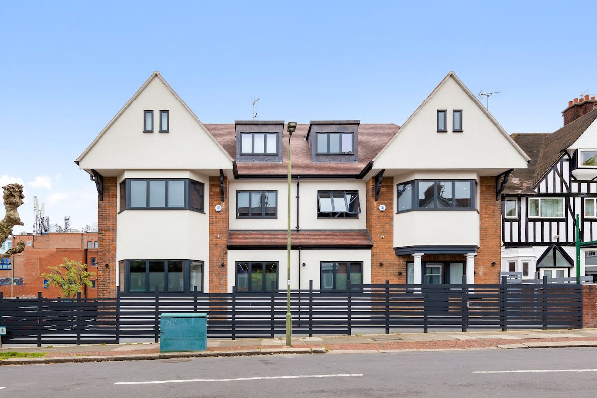 Modern Serviced Studio Flat Near Central London in 48A Woodstock Road NW11 8ER - Property image 2 - VivreStays