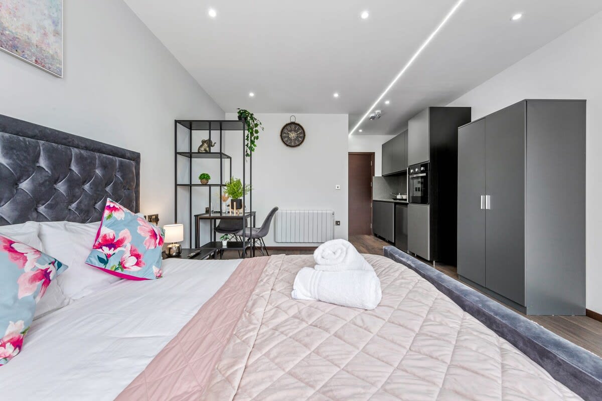 Modern Serviced Studio Flat Near Central London in 48A Woodstock Road NW11 8ER - Property image 13 - VivreStays