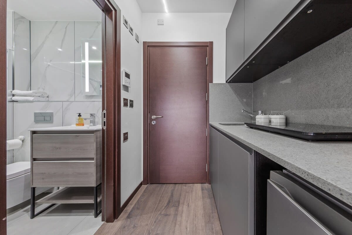 Modern Serviced Studio Flat Near Central London in 48A Woodstock Road NW11 8ER - Property image 11 - VivreStays