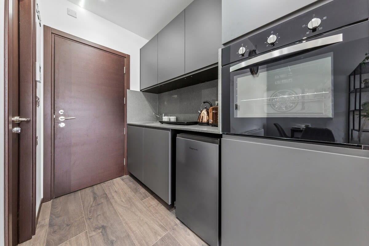 Modern Serviced Studio Flat Near Central London in 48A Woodstock Road NW11 8ER - Property image 18 - VivreStays