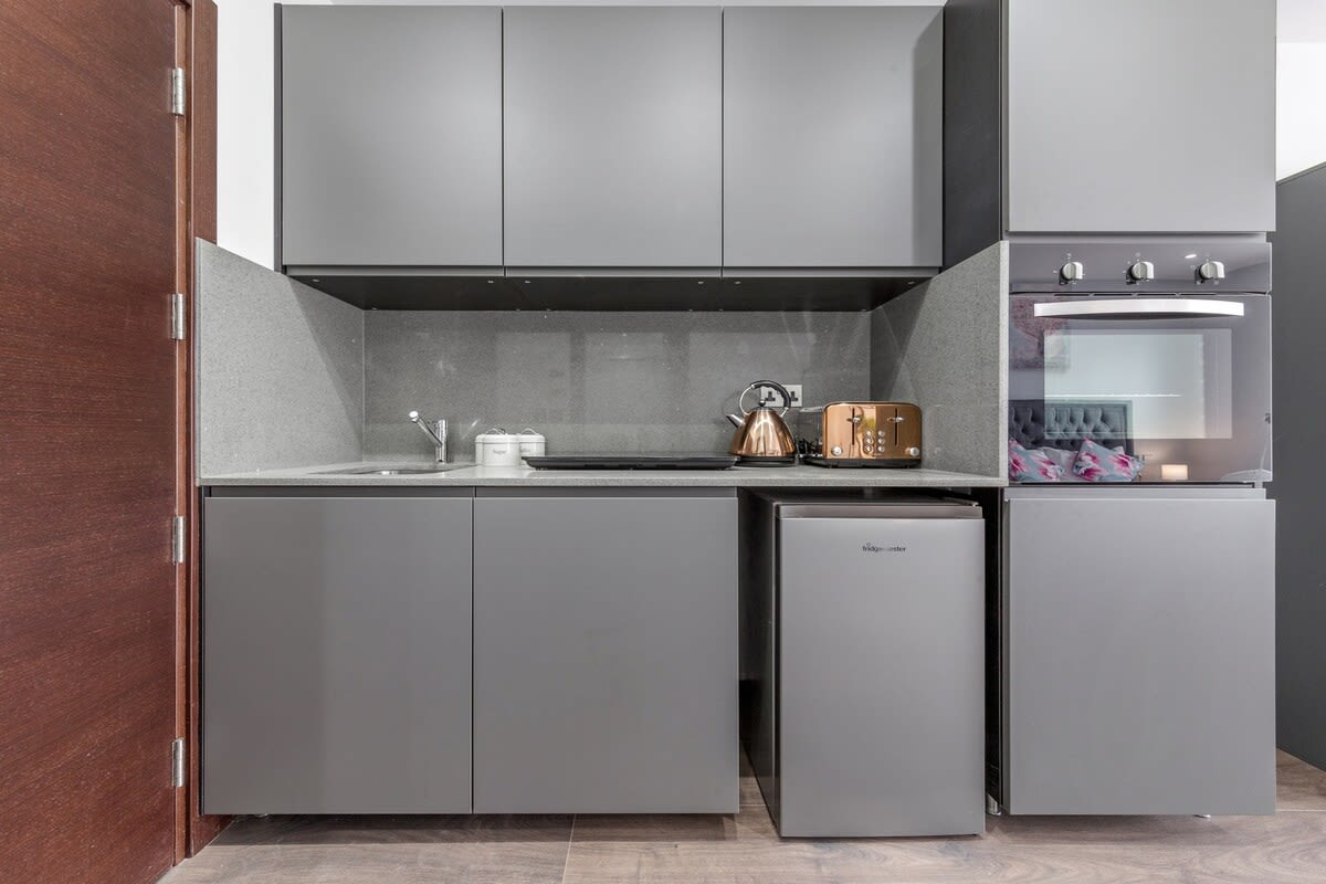 Modern Serviced Studio Flat Near Central London in 48A Woodstock Road NW11 8ER - Property image 4 - VivreStays