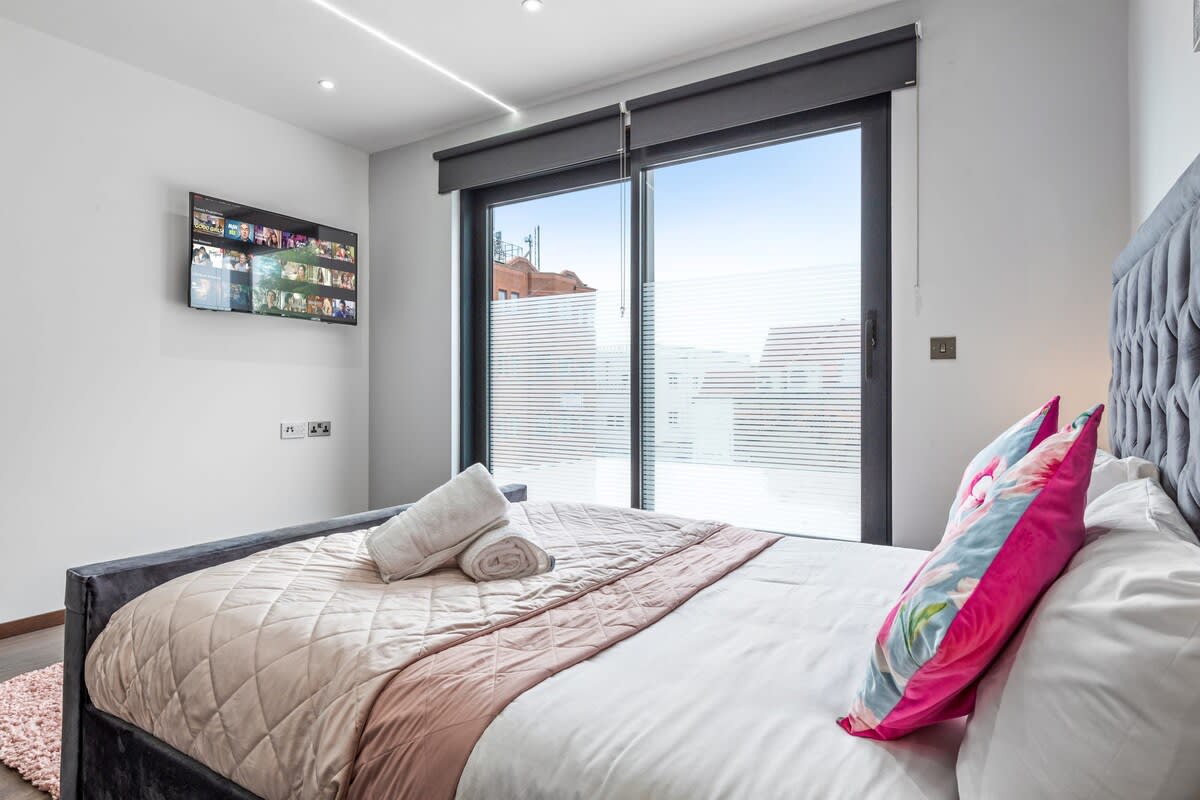 Modern Serviced Studio Flat Near Central London in 48A Woodstock Road NW11 8ER - Property image 9 - VivreStays
