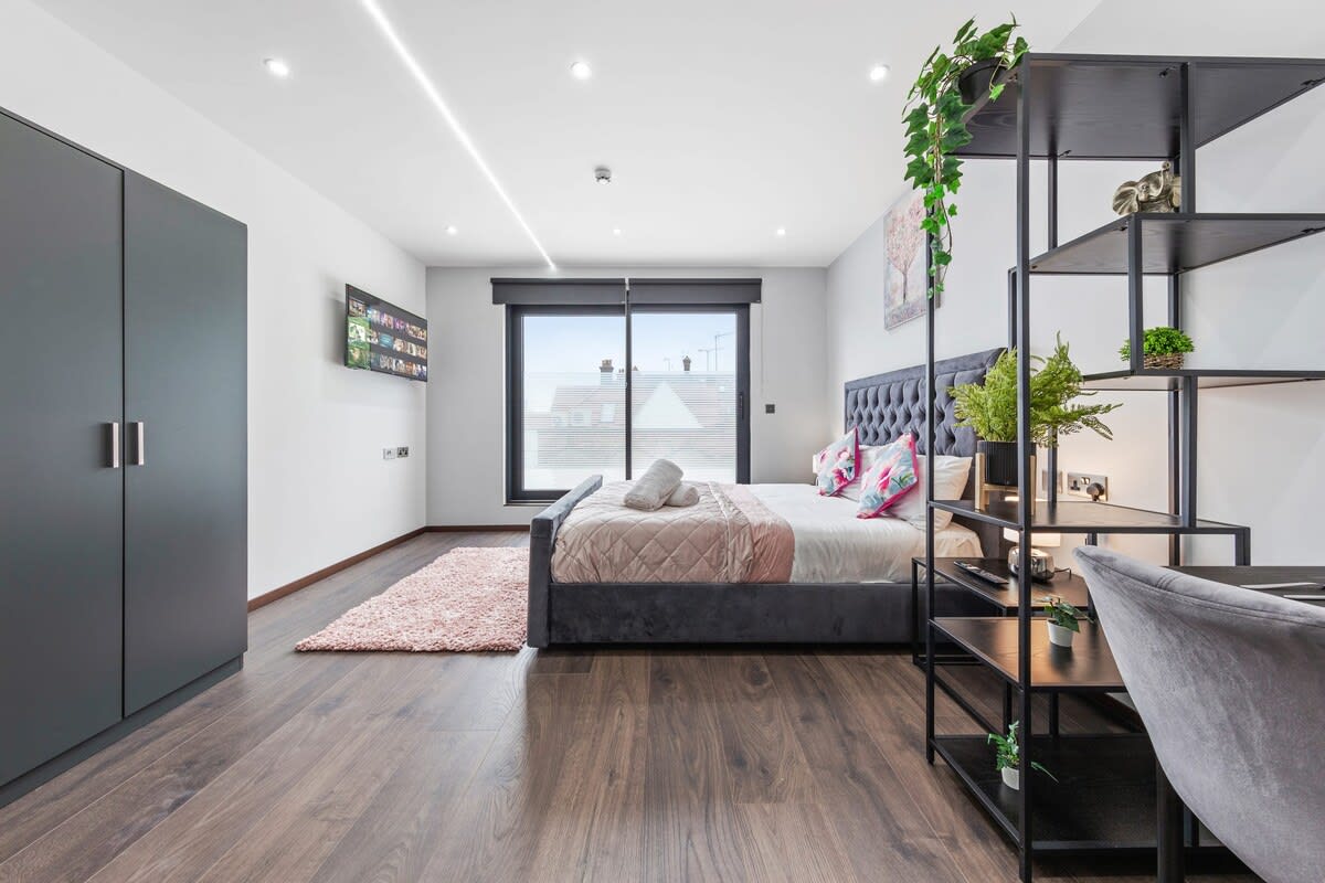 Modern Serviced Studio Flat Near Central London in 48A Woodstock Road NW11 8ER - Property image 12 - VivreStays