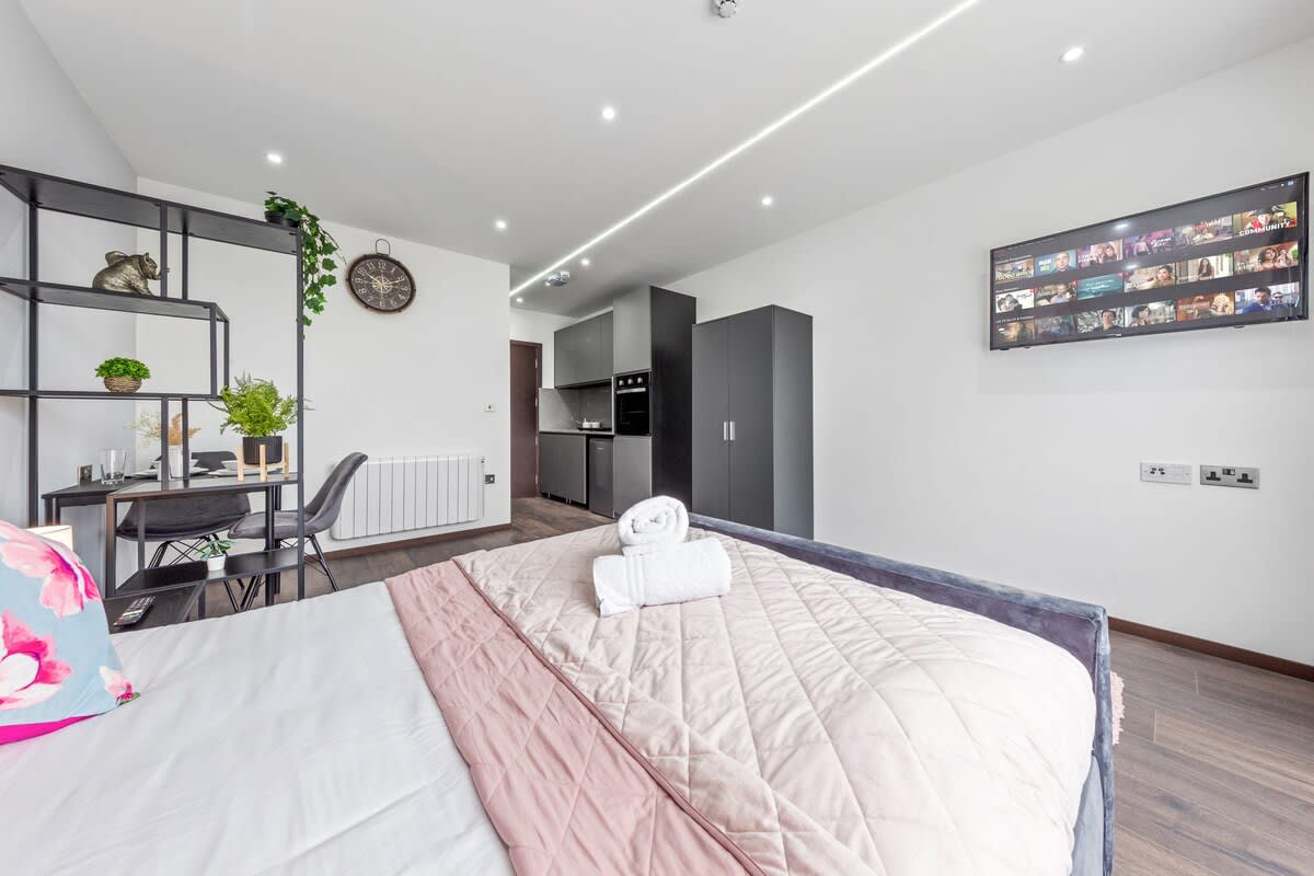 Modern Serviced Studio Flat Near Central London in 48A Woodstock Road NW11 8ER - Property image 21 - VivreStays