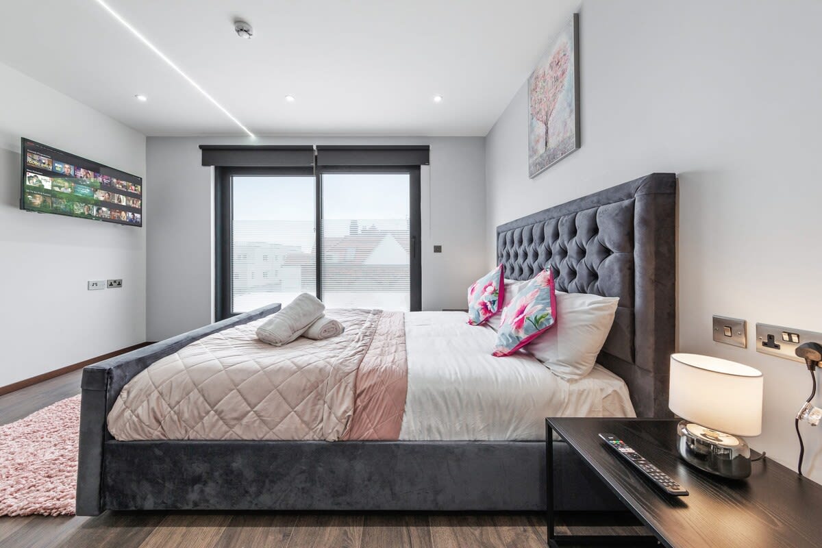 Modern Serviced Studio Flat Near Central London in 48A Woodstock Road NW11 8ER - Property image 8 - VivreStays