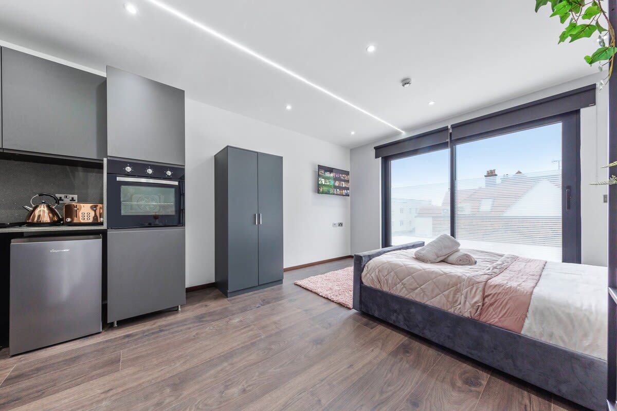 Modern Serviced Studio Flat Near Central London in 48A Woodstock Road NW11 8ER - Property image 15 - VivreStays