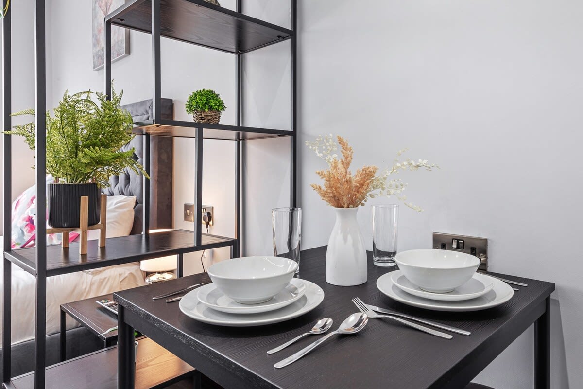 Modern Serviced Studio Flat Near Central London in 48A Woodstock Road NW11 8ER - Property image 6 - VivreStays