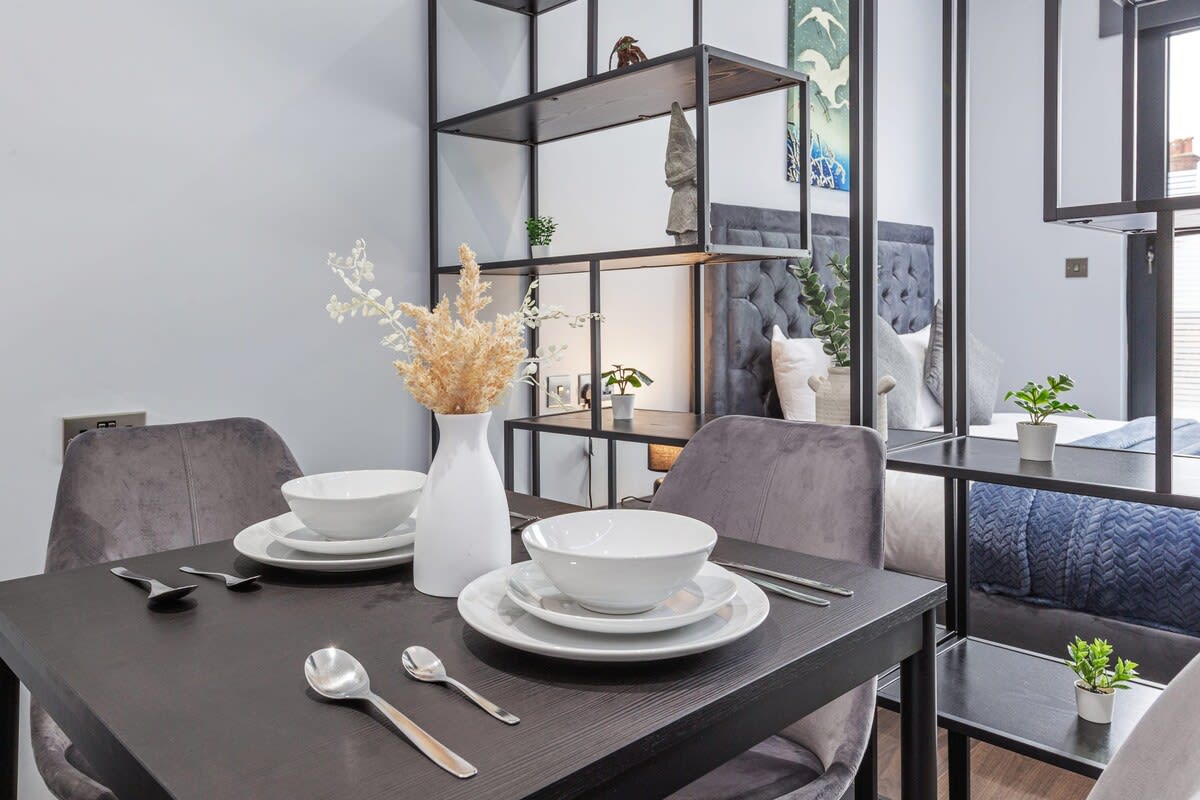 View Serviced Modern Luxury Flat near Central London in 48A Woodstock Road NW11 8ER Serviced Modern Luxury Flat near Central London in 48A Woodstock Road NW11 8ER - Property image 14 - VivreStays