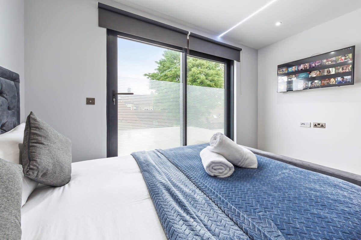 View Serviced Modern Luxury Flat near Central London in 48A Woodstock Road NW11 8ER Serviced Modern Luxury Flat near Central London in 48A Woodstock Road NW11 8ER - Property image 16 - VivreStays