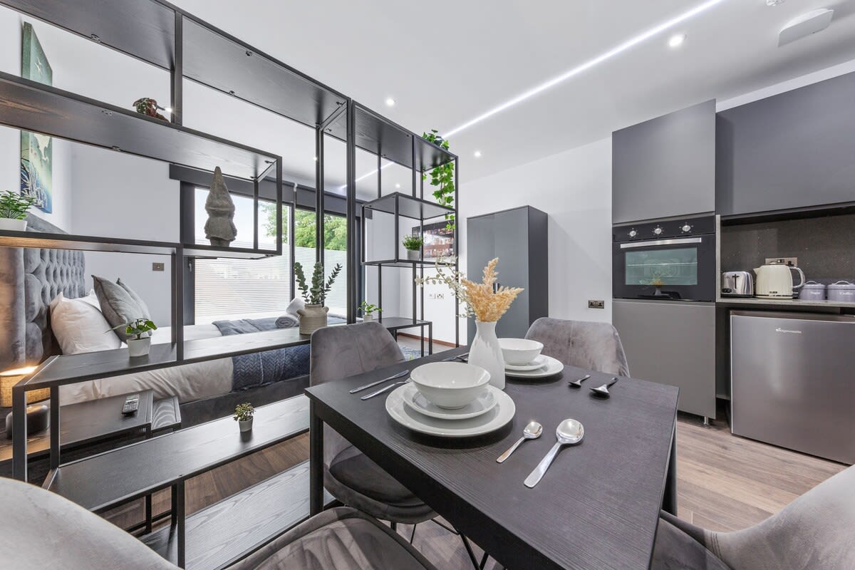 View Serviced Modern Luxury Flat near Central London in 48A Woodstock Road NW11 8ER Serviced Modern Luxury Flat near Central London in 48A Woodstock Road NW11 8ER - Property image 15 - VivreStays
