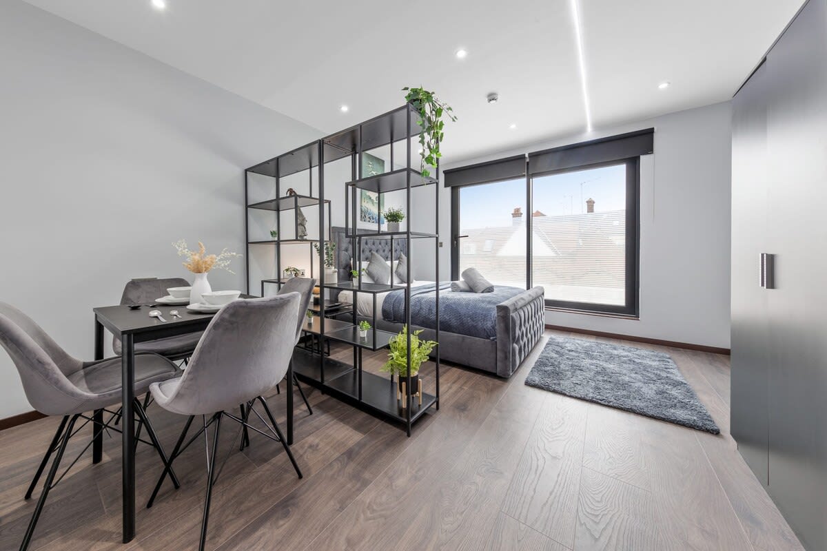 View Serviced Modern Luxury Flat near Central London in 48A Woodstock Road NW11 8ER Serviced Modern Luxury Flat near Central London in 48A Woodstock Road NW11 8ER - Property image 3 - VivreStays