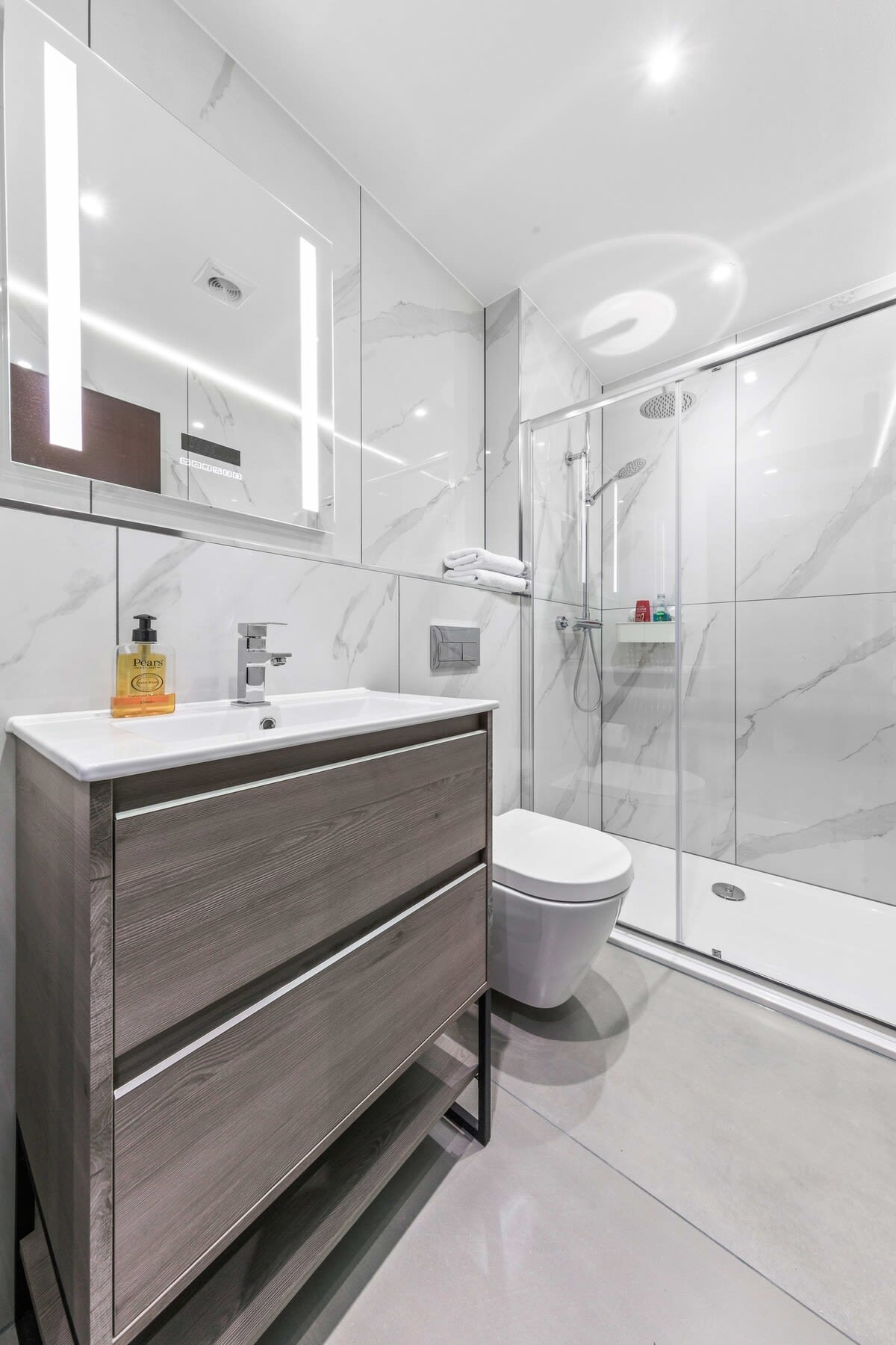 View Serviced Modern Luxury Flat near Central London in 48A Woodstock Road NW11 8ER Serviced Modern Luxury Flat near Central London in 48A Woodstock Road NW11 8ER - Property image 10 - VivreStays