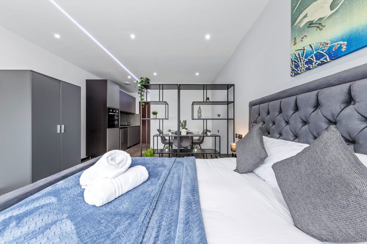 View Serviced Modern Luxury Flat near Central London in 48A Woodstock Road NW11 8ER Serviced Modern Luxury Flat near Central London in 48A Woodstock Road NW11 8ER - Property image 8 - VivreStays