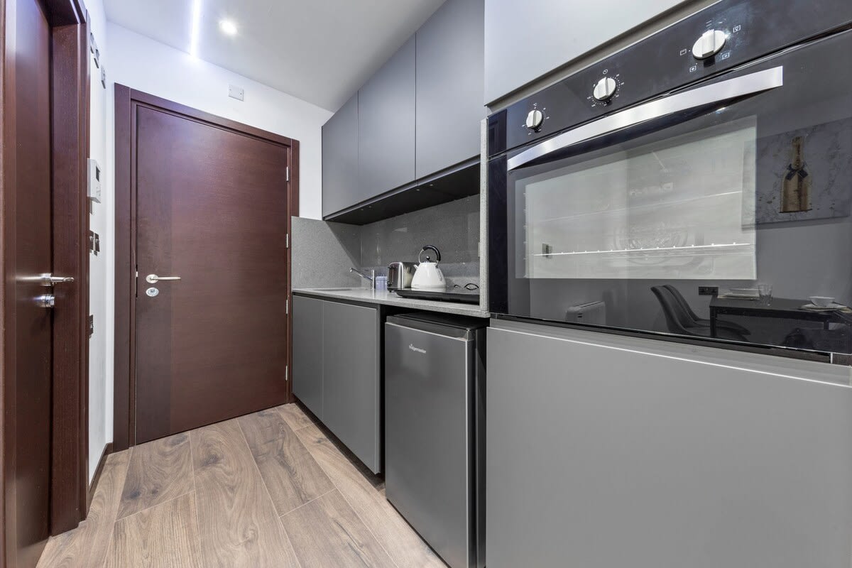 Serviced Studio Flat Golders Green near Hampstead in 48A Woodstock Road NW11 8ER - Property image 18 - VivreStays