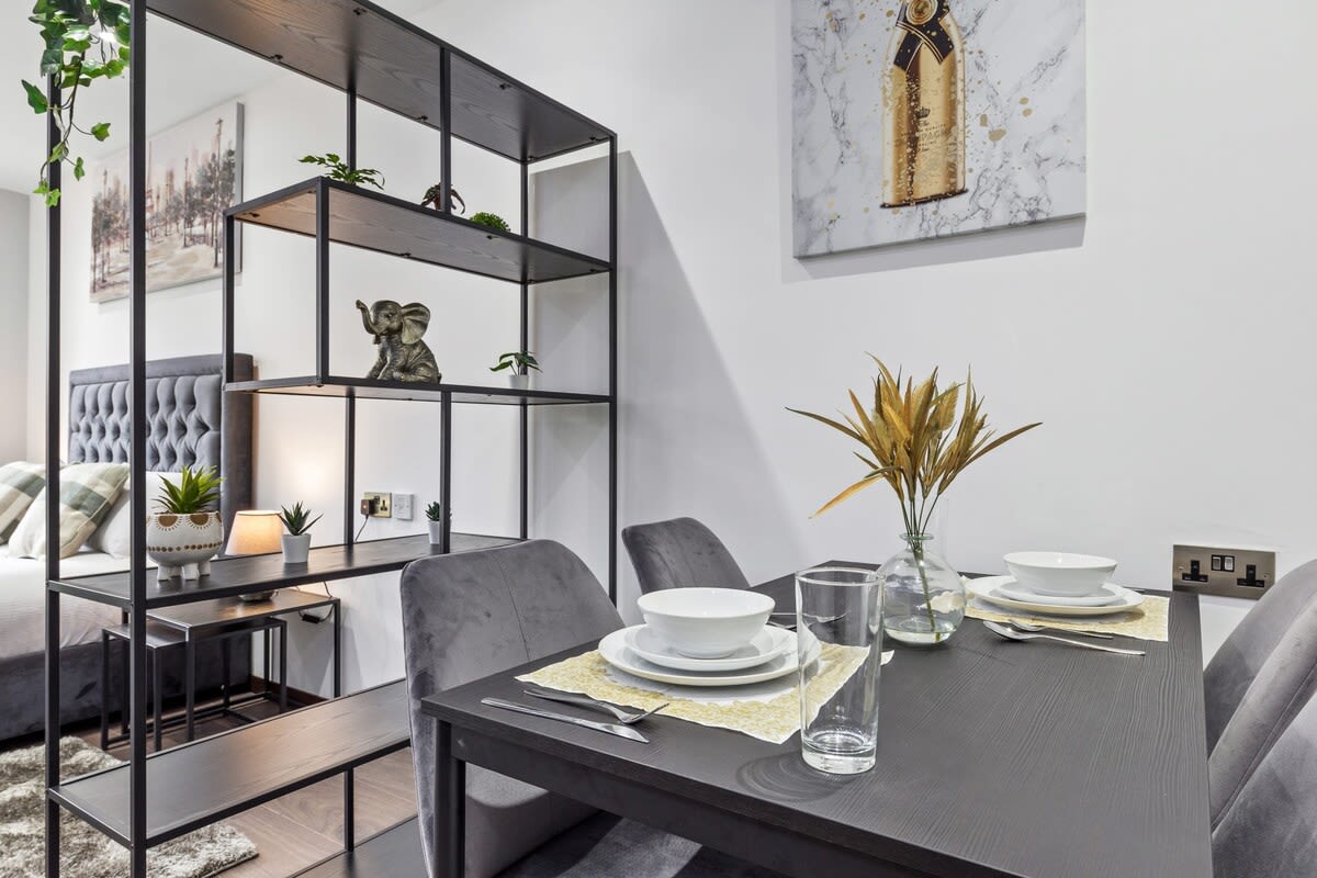 Serviced Studio Flat Golders Green near Hampstead in 48A Woodstock Road NW11 8ER - Property image 19 - VivreStays