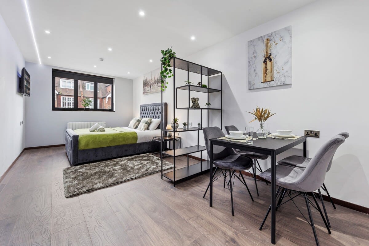 Serviced Studio Flat Golders Green near Hampstead in 48A Woodstock Road NW11 8ER - Property image 3 - VivreStays