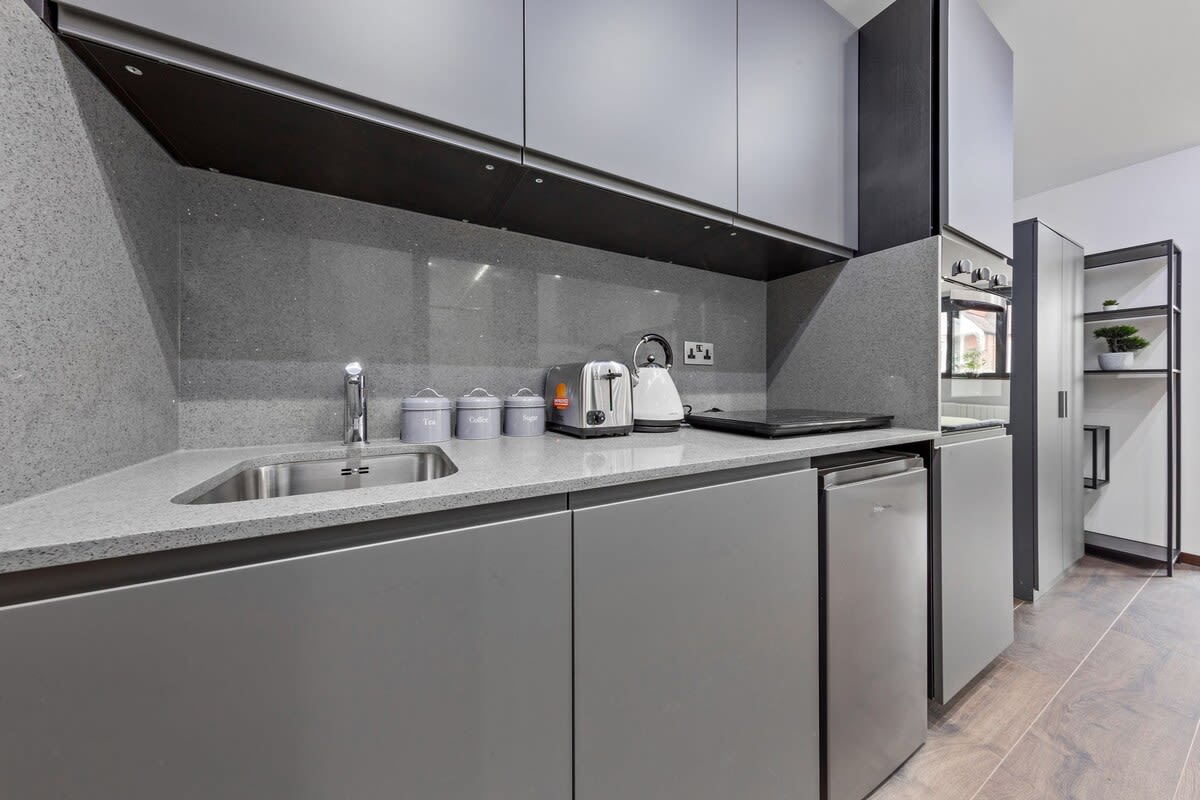 Serviced Studio Flat Golders Green near Hampstead in 48A Woodstock Road NW11 8ER - Property image 15 - VivreStays
