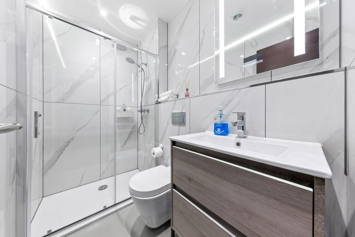 Serviced Studio Flat Golders Green near Hampstead in 48A Woodstock Road NW11 8ER - Property image 4 - VivreStays