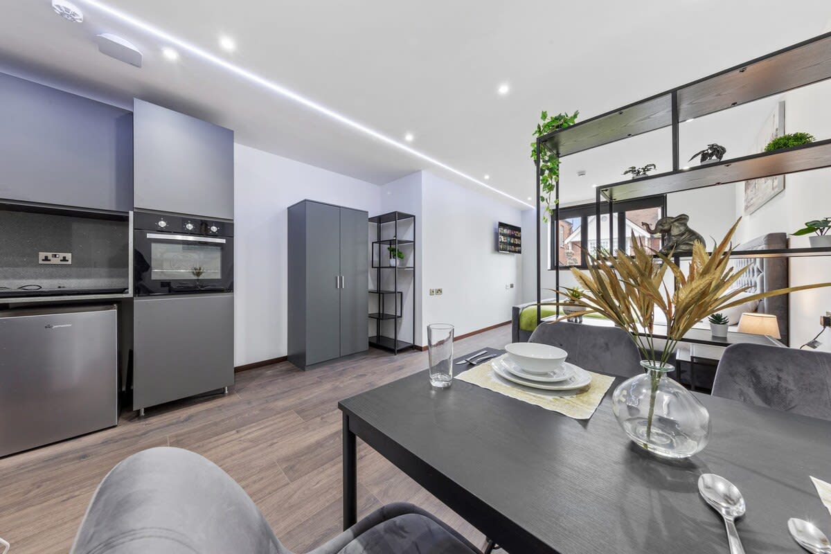 Serviced Studio Flat Golders Green near Hampstead in 48A Woodstock Road NW11 8ER - Property image 6 - VivreStays