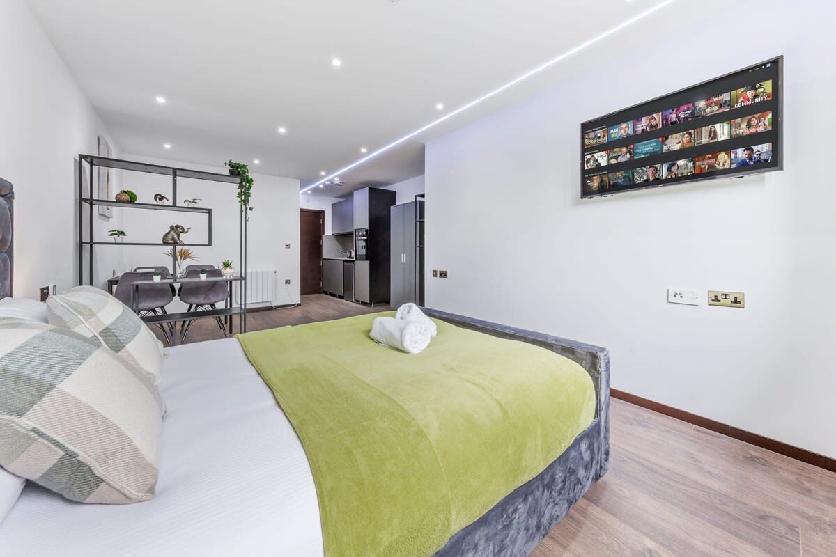 Serviced Studio Flat Golders Green near Hampstead in 48A Woodstock Road NW11 8ER - Property image 21 - VivreStays
