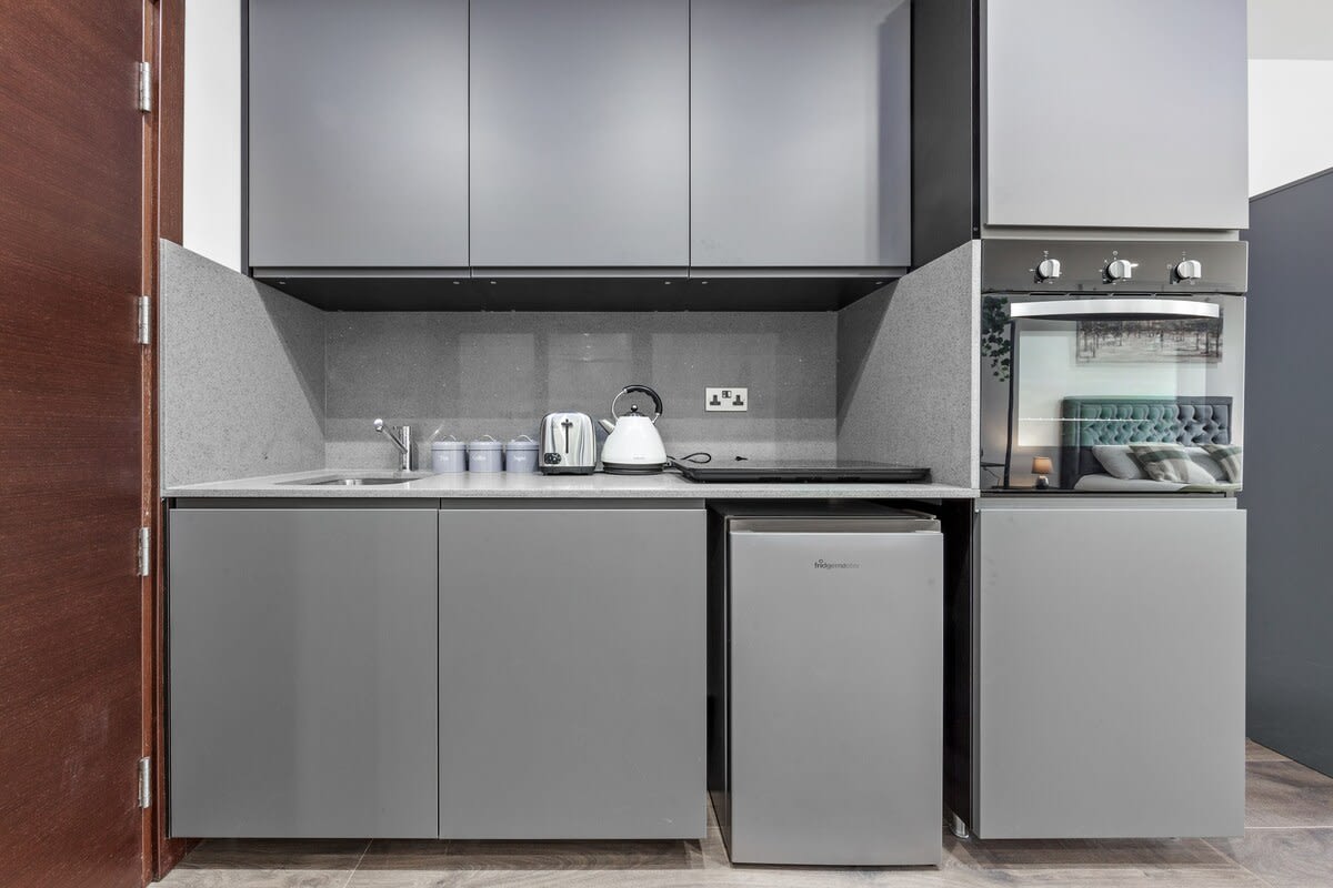 Serviced Studio Flat Golders Green near Hampstead in 48A Woodstock Road NW11 8ER - Property image 5 - VivreStays