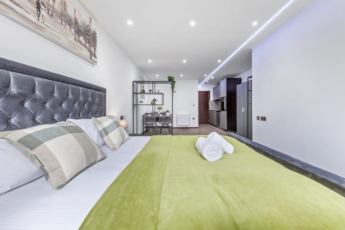 Serviced Studio Flat Golders Green near Hampstead in 48A Woodstock Road NW11 8ER - Property image 12 - VivreStays