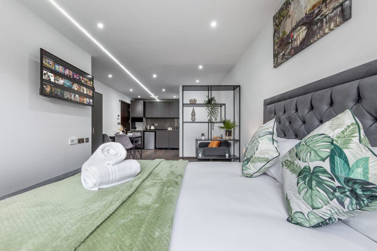 Luxury Flat in North West London in 48A Woodstock Road NW11 8ER - Property image 14 - VivreStays